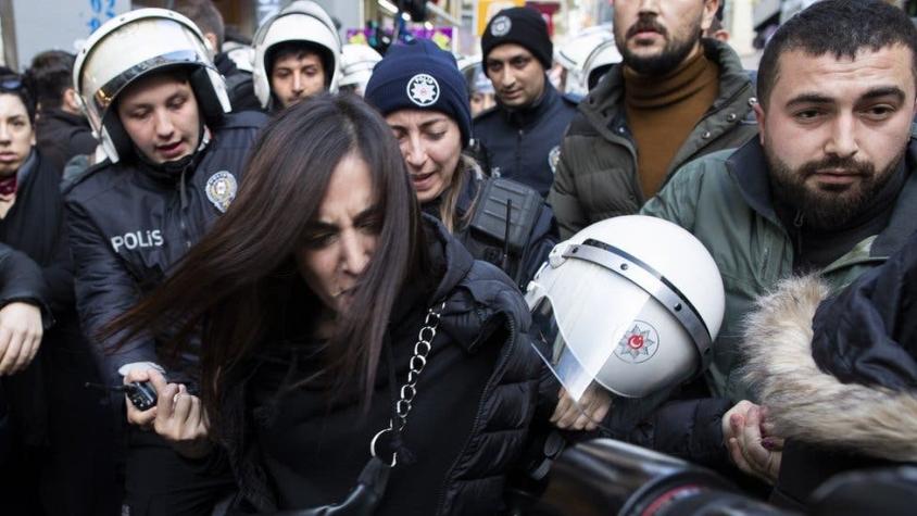 "Un violador en tu camino": por qué Turquía reprimió una representación del himno feminista chileno