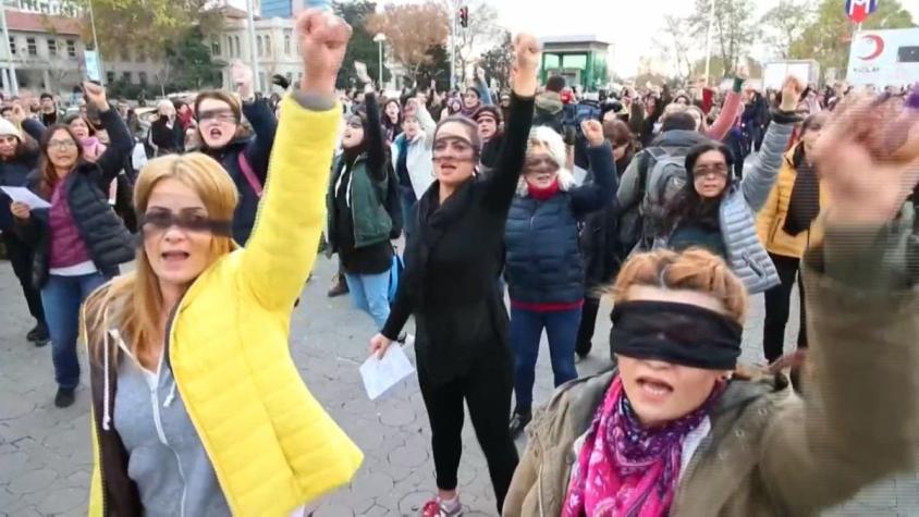 [VIDEO] Mujeres arrestadas por cantar "el violador eres tú" en Turquía