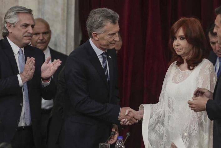 [VIDEO] El frío saludo de Cristina Fernández a Mauricio Macri durante el cambio de mando