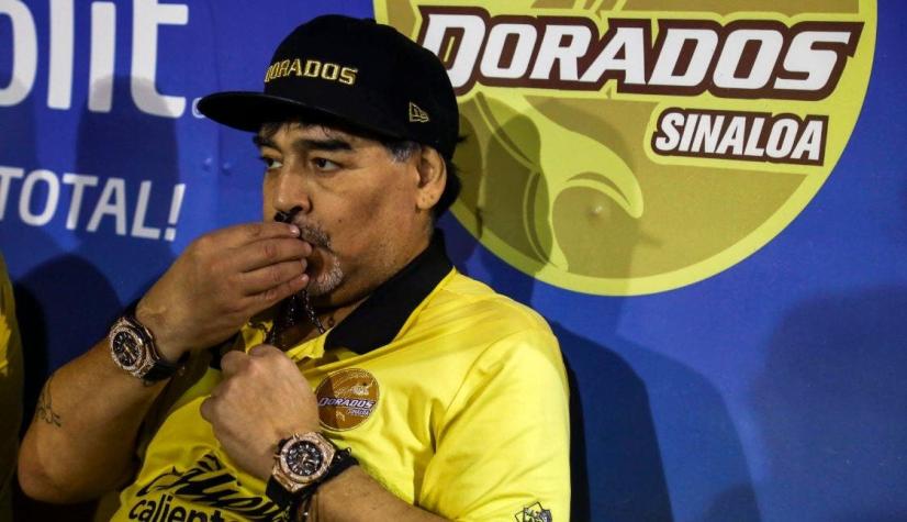 El cuestionable gesto de Maradona con unos niños hinchas de Dorados mientras firmaba autógrafos