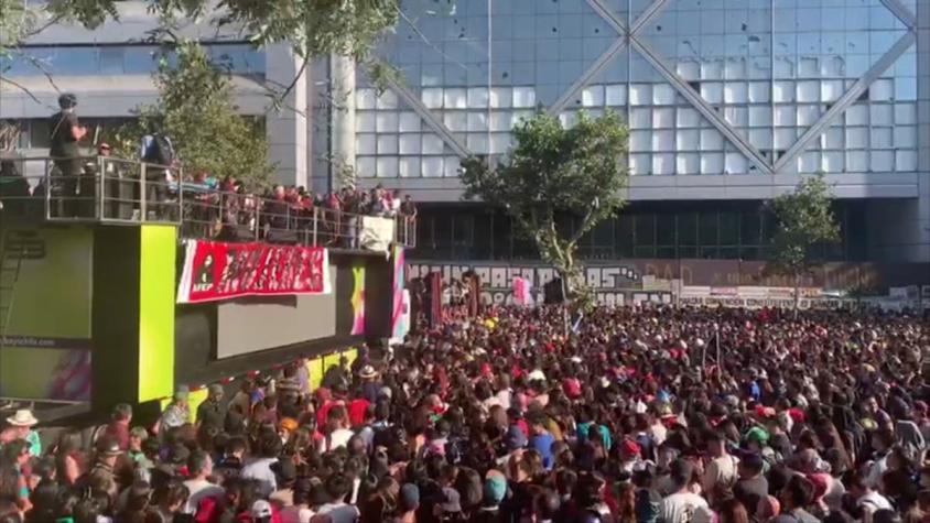 [VIDEO] Sorpresivo concierto en Plaza Baquedano marca el retorno de Los Bunkers
