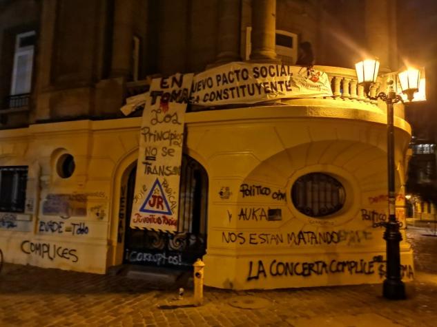Toman sede del Partido Radical por votos en acusación Constitucional contra Presidente Piñera