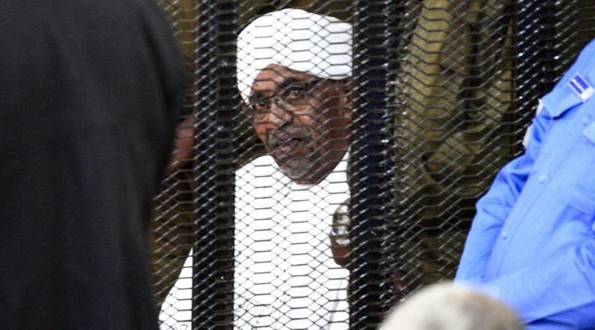 Ex presidente sudanés Omar al Bashir es condenado a dos años de detención por corrupción