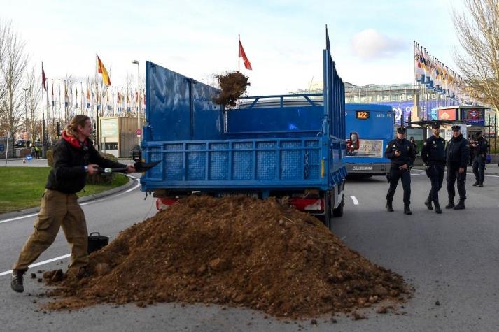 [FOTOS] Activistas vuelcan camión con estiércol frente a sede de la COP25 en Madrid