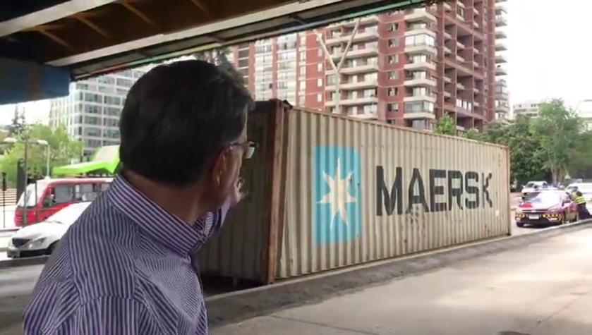 [VIDEO] Joaquín Lavín denuncia que camión provocó leves daños en puente de Escuela Militar