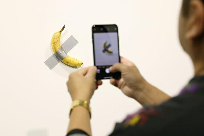 [VIDEO] Un artista vende una banana por USD 120.000 y otro se la come