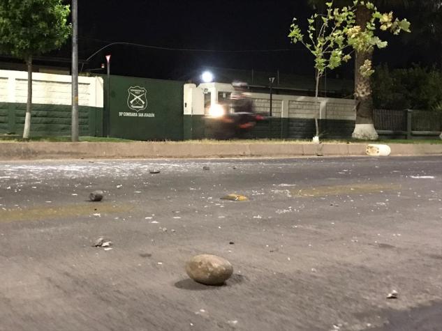 [VIDEO] Atacan comisaría en San Joaquín con bombas incendiarias y fuegos de artificio