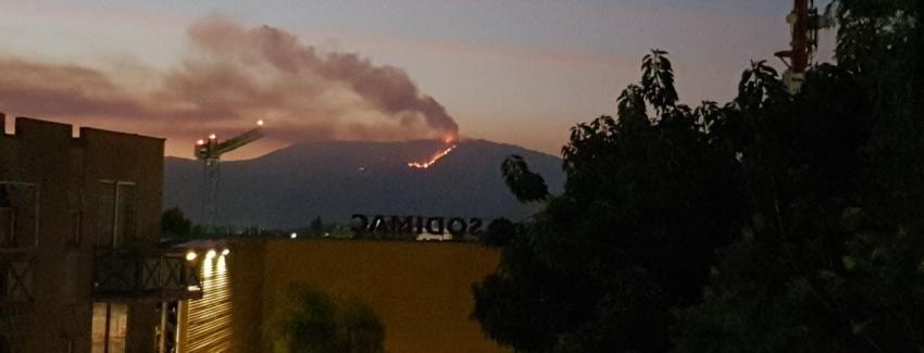Incendio se registra en cerro Carén en cercanías a Lampa