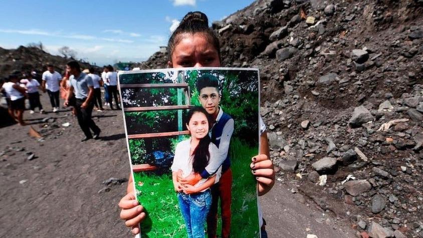 "No es madera, es carne humana": el trabajo de quienes recuperan cuerpos del Volcán de Fuego