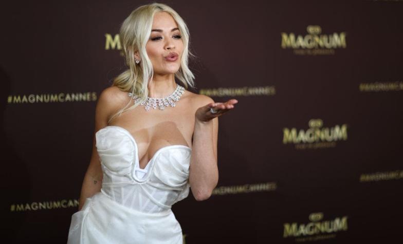 Rita Ora responde a acusación de estar "obsesionada" con Instagram con espectacular foto en lencería