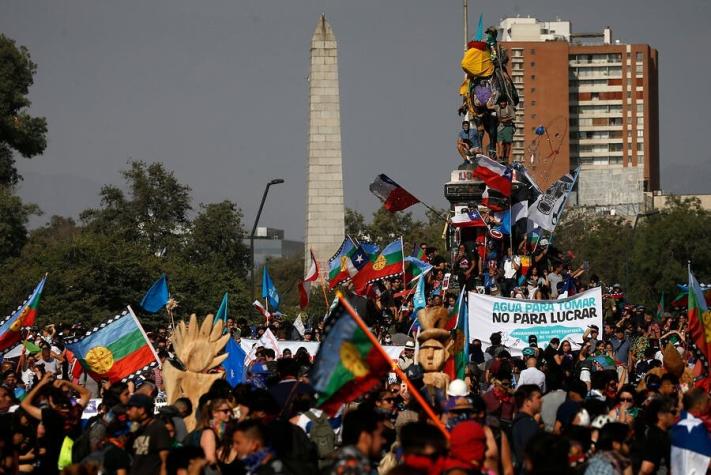 “Vivir la revolución chilena”: El tour para extranjeros que genera debate en redes sociales