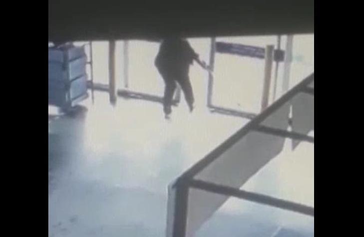 [VIDEO] Mujer de 76 años queda postrada luego de sufrir caída tras ser empujada por puerta mecánica