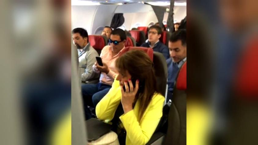[VIDEO] Grupo chileno "funa" a Jacqueline Van Rysselberghe en pleno avión