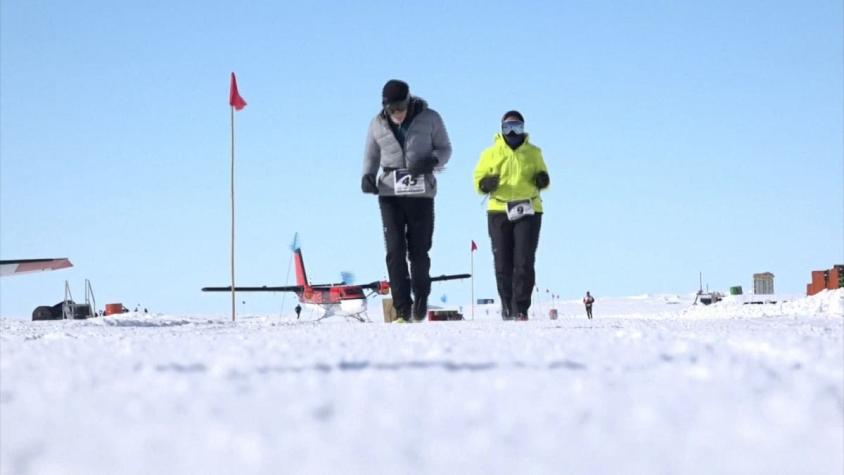 [VIDEO] Con 84 años canadiense completa maratón en la Antártica