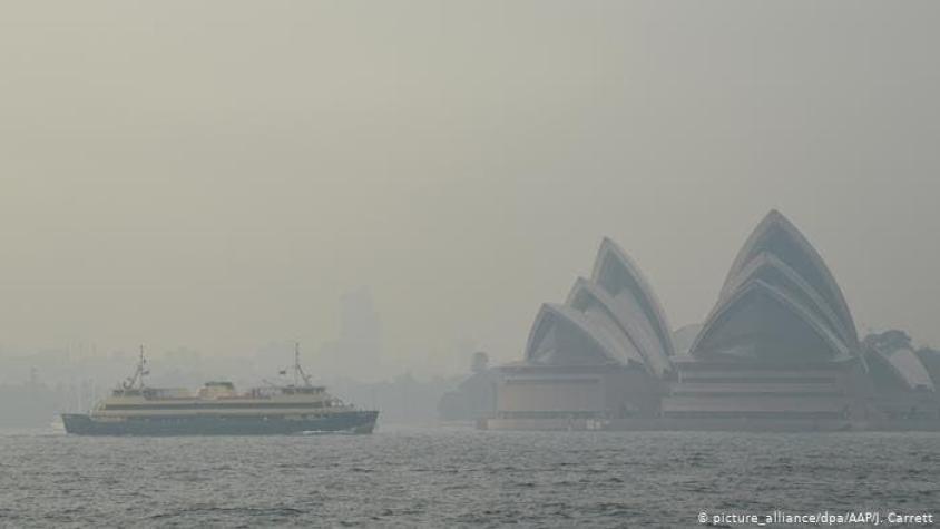 Advierten emergencia sanitaria por humo tóxico que cubre Sidney