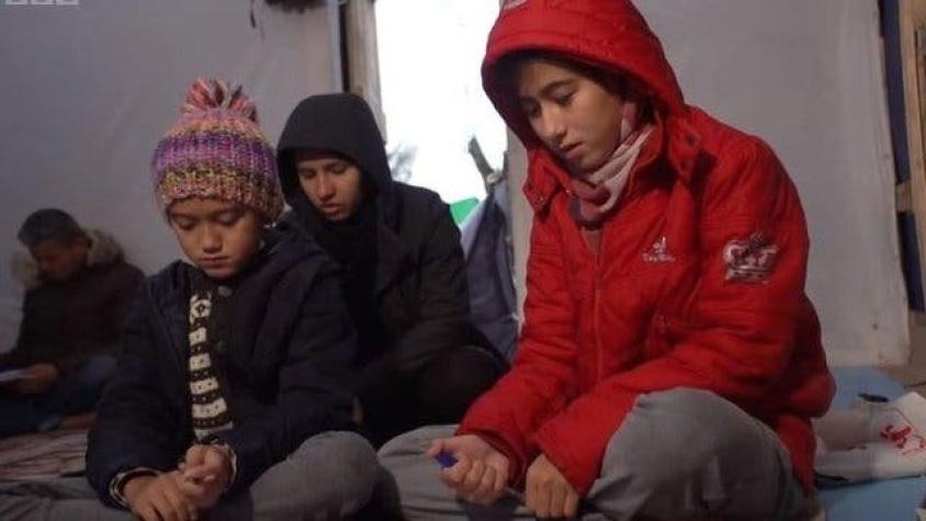"Dicen que se quieren morir": dramática situación de niños en campamento de refugiados en Grecia