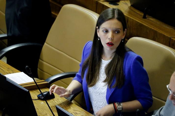 Camila Flores anuncia acciones legales contra "chofer de prueba" que denunció malos tratos