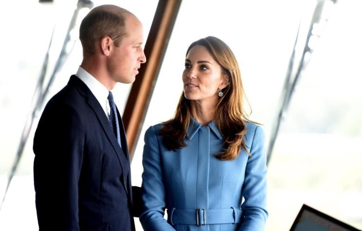 [VIDEO] El "incómodo" gesto que tuvo Kate Middleton con una caricia del príncipe William