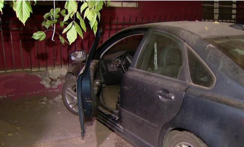 [VIDEO] Vehículo queda incrustado entre una casa y un árbol tras confuso incidente en Macul