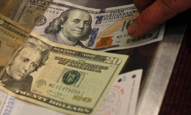 Dólar abre a la baja pero se resiste a caer de los $ 750