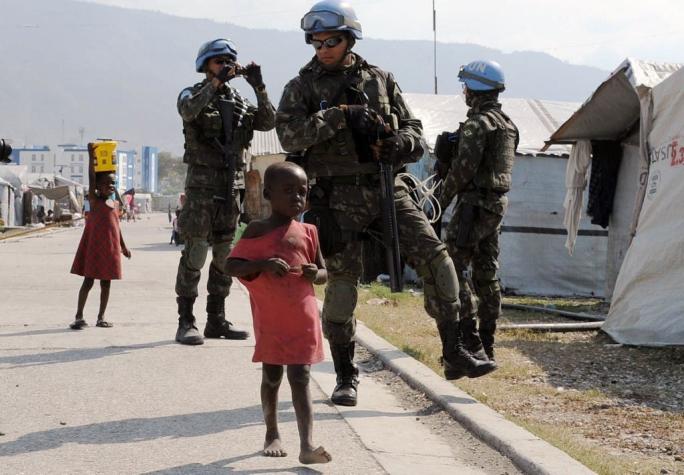 Chilenos involucrados: Revelan que militares de misión ONU en Haití embarazaron a mujeres locales