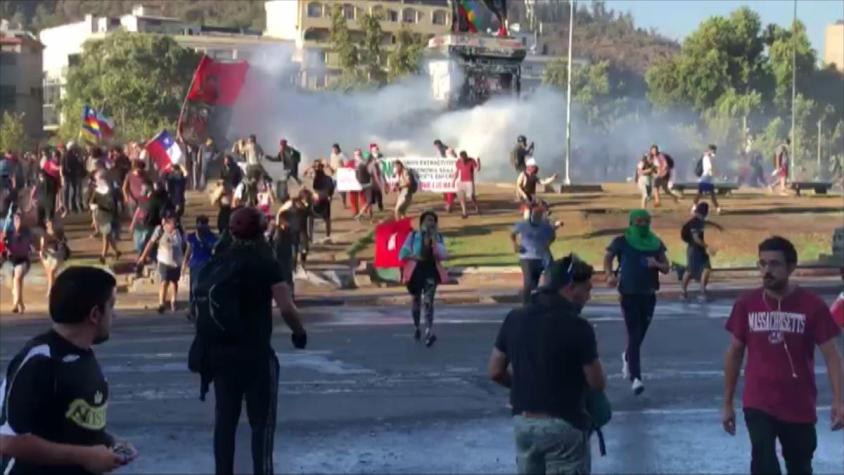 [VIDEO] Carabineros dispersa a manifestantes en sector de Plaza Italia