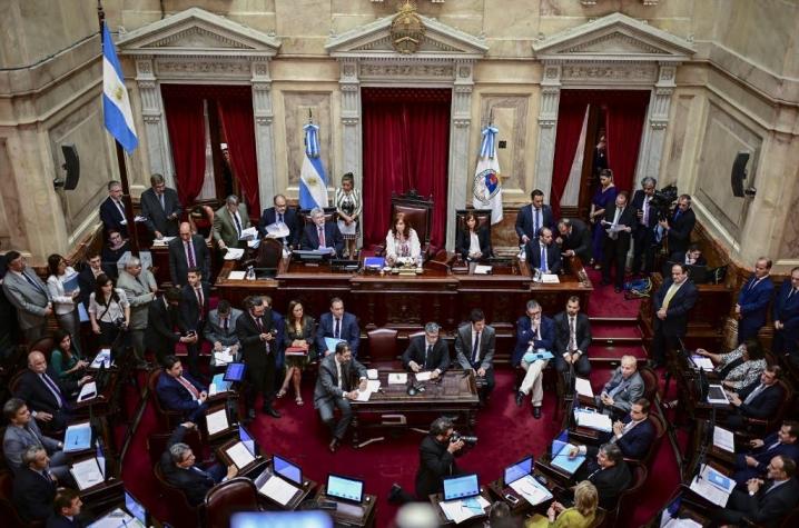 Senado argentino aprueba ley de emergencia económica