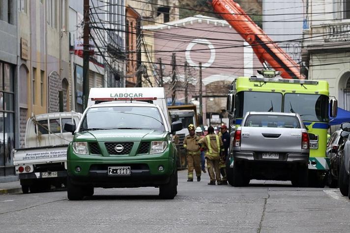 Encuentran dos cuerpos sin vida en tienda quemada en el centro de Valparaíso
