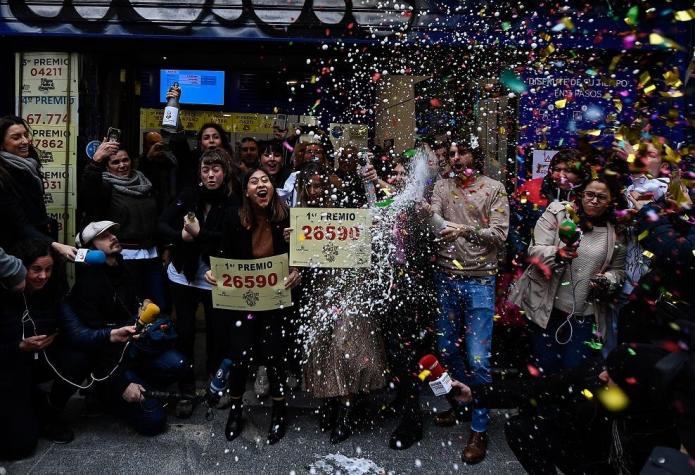 [VIDEO] "Mañana no voy": Periodista anuncia en plena transmisión que se ganó la lotería en España