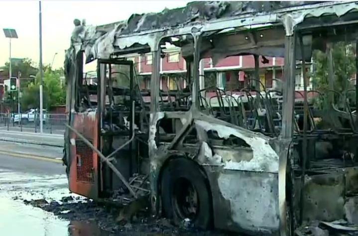 [VIDEO] Encapuchados queman bus del transporte público en Villa Francia