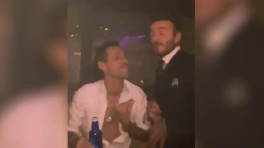 El divertido "bautizazo" que protagonizaron David Beckham y Marc Anthony cantando