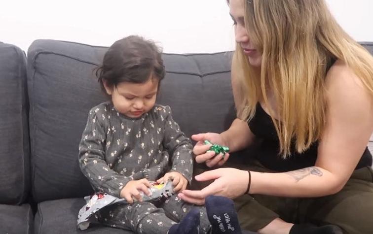 [VIDEO] Comediante le dio "el peor regalo de Navidad" a su pequeña hija y esta fue su reacción