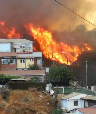 Las impactantes imágenes del incendio en el cerro Rocuant de Valparaíso