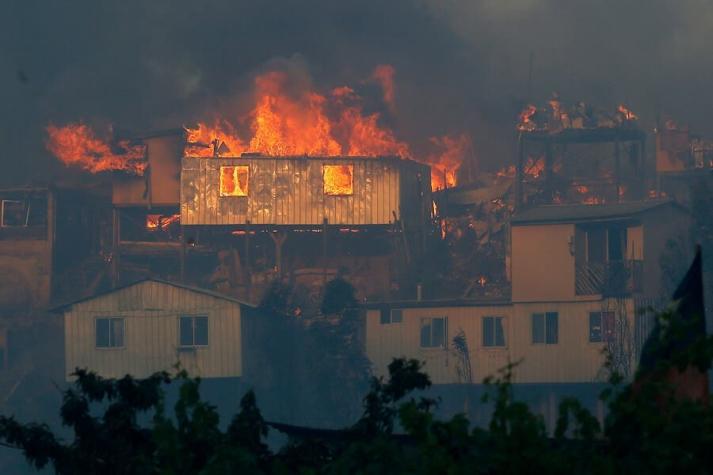 PDI investiga intencionalidad de incendio en cerro de Valparaíso