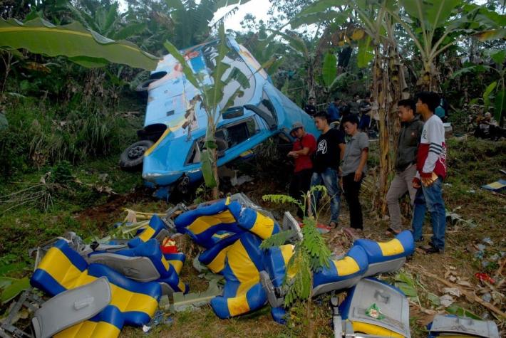 Al menos 28 muertos al caer un autobús por un barranco en Indonesia