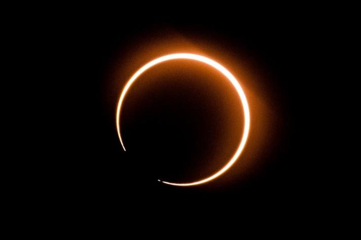 Las imágenes del inusual eclipse que formó un "anillo de fuego" sobre Asia