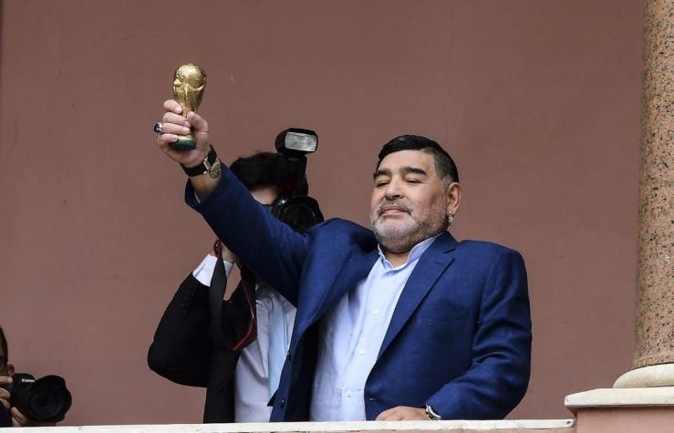 Maradona saluda desde balcón de Casa Rosada tras ser recibido por Presidente Alberto Fernández