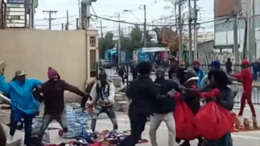 [VIDEO] Ambulantes se disputan las calles a combos y patadas