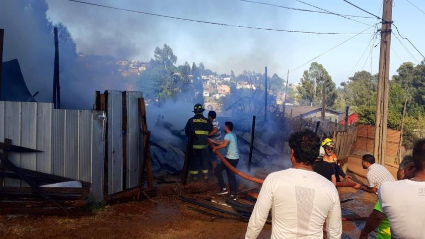 Incendio en Viña del Mar afecta a dos casas en el sector Achupallas