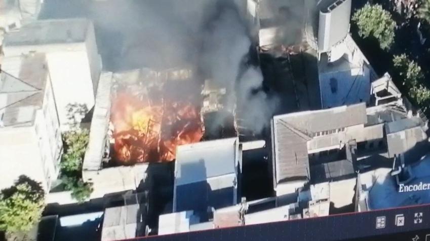 [FOTOS Y VIDEOS] Los registros del incendio que afectó al Cine Arte Alameda en Santiago