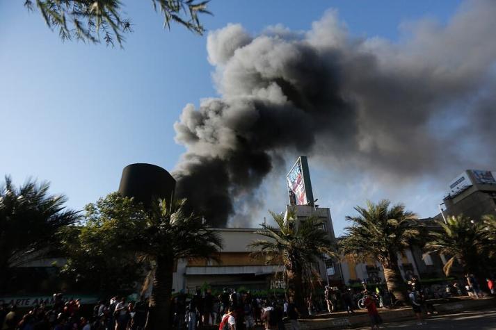 Controlan incendio que afectaba a Cine Arte Alameda: "Casi en su totalidad destruido"
