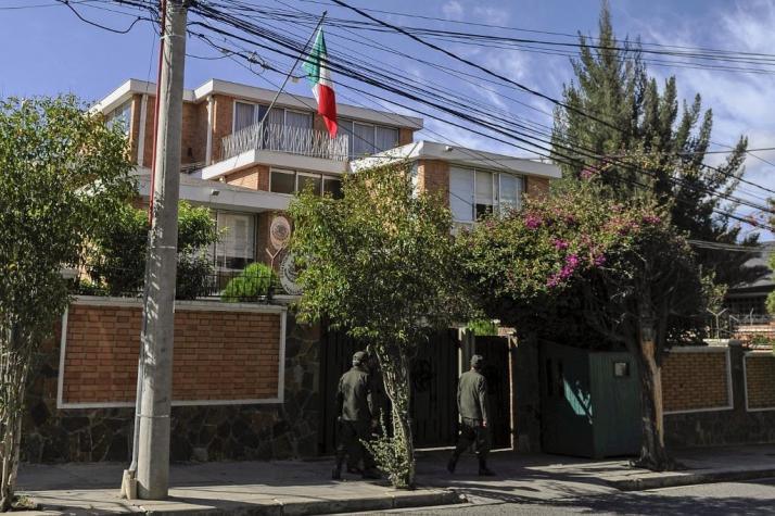 Bolivia denuncia: españoles "encapuchados" trataron de entrar a embajada mexicana