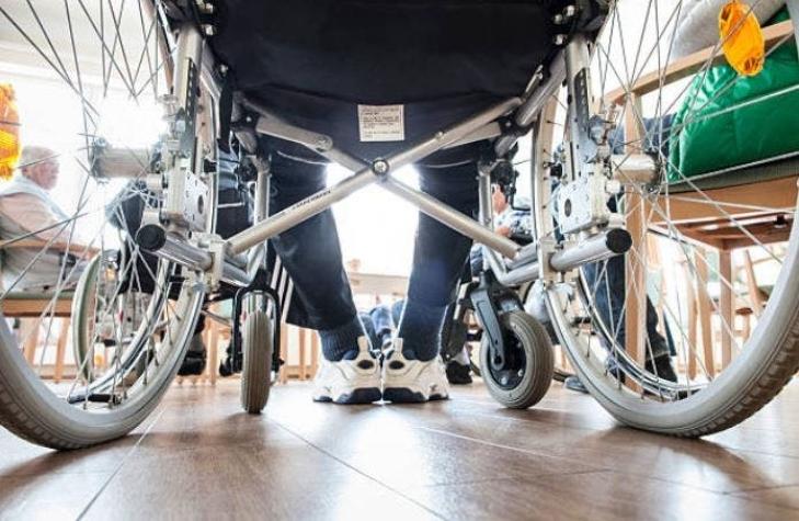 [VIDEO] Anciano en silla de ruedas bota deliberadamente a un obrero que trabajaba en una escalera