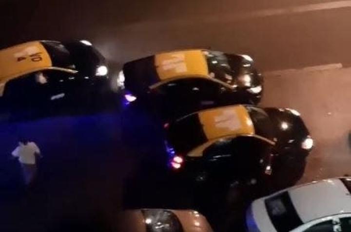 [VIDEOS] Taxistas atacan automóviles de aplicación en el centro de Santiago