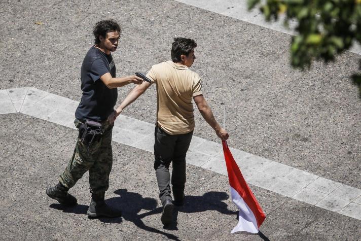 Difunden fotografía de sujeto mostrando arma de fuego durante manifestación en Paseo Bulnes