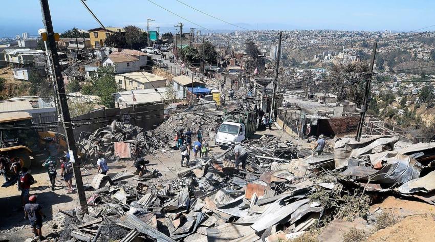 Catastro cifra en 253 las casas con daño total por incendio en Valparaíso