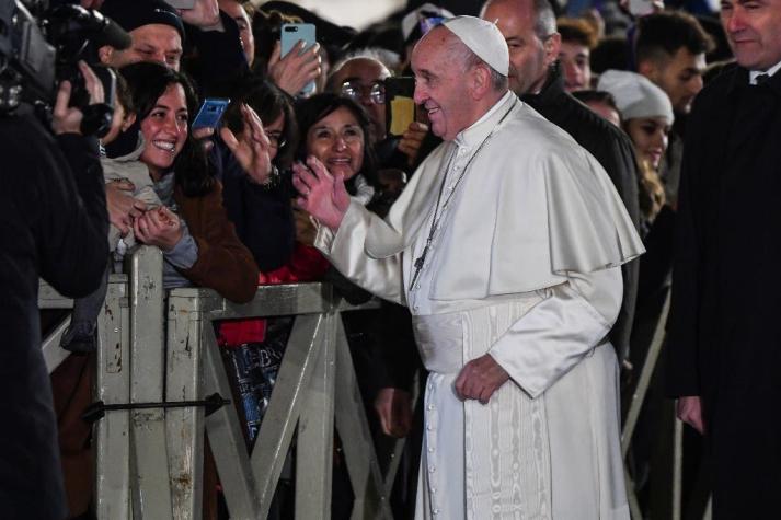 [VIDEO] El enojo del Papa Francisco con una mujer que lo agarró bruscamente del brazo