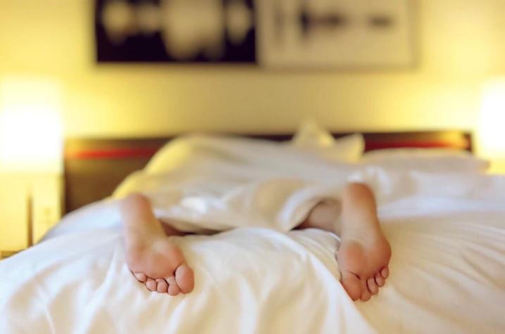 La explicación científica a la costumbre de dormir con un pie fuera de la sábana