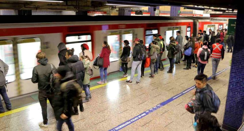 Servicio en Línea 1 del Metro de Santiago parcialmente interrumpido por persona en las vías