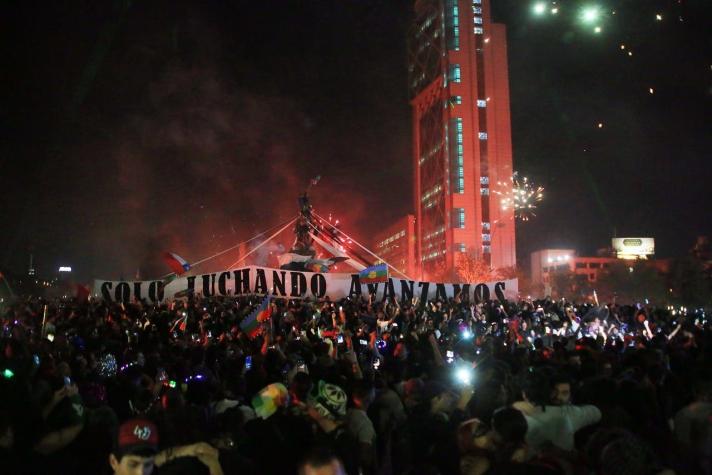 [VIDEO] Carabineros cifra en 7 los detenidos tras masiva concentración de año nuevo en Plaza Italia